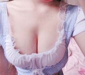 萌白酱福利—蓝色毛衣