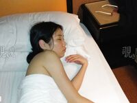 猥琐摄影师带小嫩模去香港拍写真 找机会下药迷翻带回酒店各种姿势啪啪啪