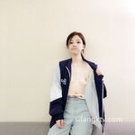 婴儿肥圆脸外围妹纸穿着衣服看似奶子很大，迫不及待扒掉衣服，揉捏奶子舌吻调情，各种舔男主没硬起来操逼失败