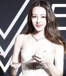 婴儿肥圆脸外围妹纸穿着衣服看似奶子很大，迫不及待扒掉衣服，揉捏奶子舌吻调情，各种舔男主没硬起来操逼失败