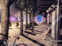 全裸露出被十六个路人看光身体