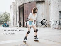 最新巅峰颜值超人气新晋推特露出网红女神▌峰不二子 ▌美穴塞入跳蛋玩滑下体都湿透了 男厕帮路人小哥哥解决翘硬肉棒50P1V