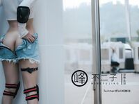 最新巅峰颜值超人气新晋推特露出网红女神▌峰不二子 ▌美穴塞入跳蛋玩滑下体都湿透了 男厕帮路人小哥哥解决翘硬肉棒50P1V