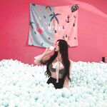 推特女神记录从学生时代到怀孕生孩子全蜕变 孕期下海卖奶水 快递直接躺在怀里喝的那种