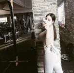 推特女神记录从学生时代到怀孕生孩子全蜕变 孕期下海卖奶水 快递直接躺在怀里喝的那种