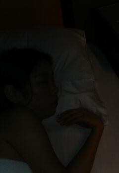 猥琐摄影师带小嫩模去香港拍写真 找机会下药迷翻带回酒店各种姿势啪啪啪