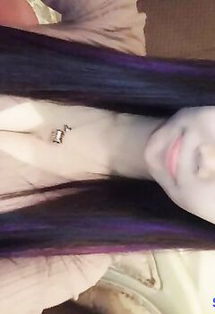 双马尾辫清纯萝莉半脱下内裤被炮友随意操，无毛粉穴第一视角拍摄，进进出出啊啊直叫，操的非常享受捂着脸