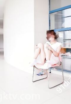 小师妹全裸露出带你游览学校