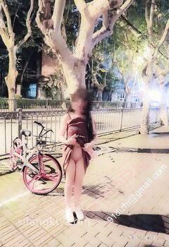 全裸露出被十六个路人看光身体