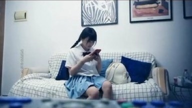 JK装麻花辫童颜大奶兼职外围嫩妹，展示一字马沙发上操，撩起裙子揉穴舌吻