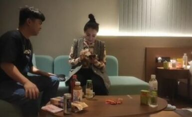 一支百威喝到底极度淫荡骚熟女，主动强吻揉屌，深喉口交骑在身上