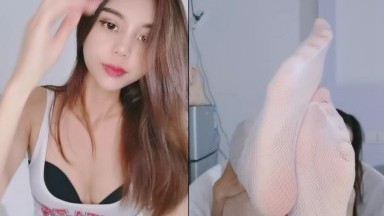 漂亮眼睛有点像混血红唇美女，露臀白网袜电臀诱惑，拨开内裤露多毛小穴