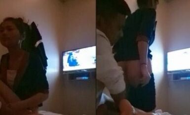 足疗店搞女技师，丸子头小姐姐，摸摸搞搞要拔裤子，足交打飞机