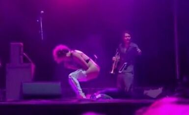 【超震惊 网曝热门事件】美知名摇滚乐队女主唱「乌莉斯塔」演唱现场当众脱裤“尿脸”男粉丝