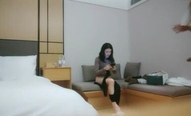 【用利抽插】，极品反差婊，温婉女神，相拥转圈圈，椅子上抠穴玩出新花样，互抠私处，暴力抽插香艳佳作