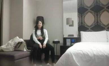 《用利抽插》极品白衣外围女神，美腿黑丝口屌摸穴，骚的很一直喊爸爸，人肉打桩机，逼多要操烂了