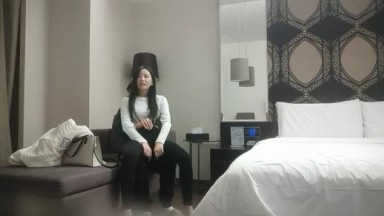 《用利抽插》极品白衣外围女神，美腿黑丝口屌摸穴，骚的很一直喊爸爸，人肉打桩机，逼多要操烂了