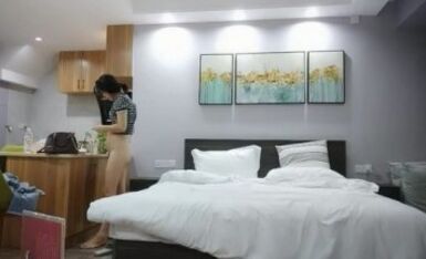 【探花王者归来】，漂亮小少妇，白嫩可人，小伙真体贴，粉色拖鞋主动拿过去，小姐姐开心到爆，做爱投入水多