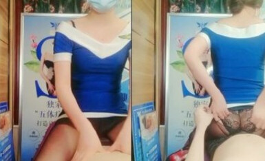 勾搭女技师做特殊服黑丝露脸，草别人的老婆享受骚逼的口交还让她给老公打电话，激情上位对着镜头后入爆草