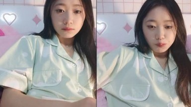 顶点--清纯校园女神，家中下海 ，晚自习回来悄悄直播赚生活费，吃着零食和哥哥们卖萌，脱裤子揉逼逼发骚