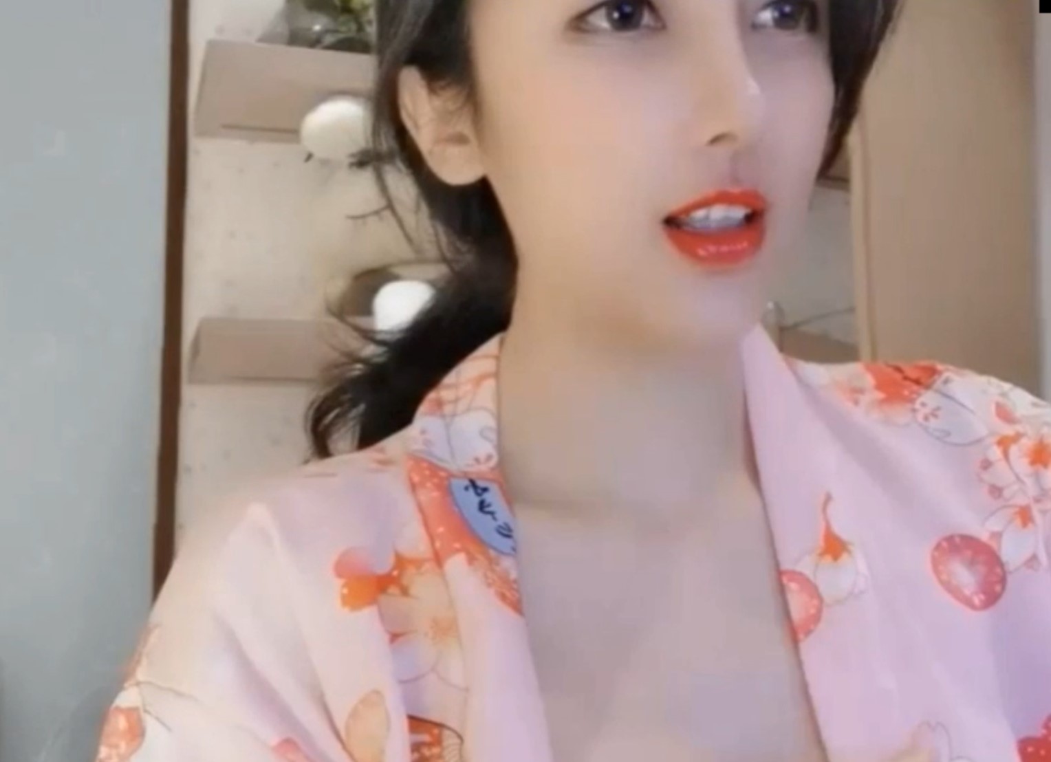 极品美女主播夢非桐香--梦菲首次道具大秀