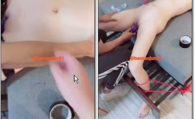 暴躁君夫妇户外勾搭路人 。老公：撅起屁股，小哥哥你见过吗你想玩玩吗