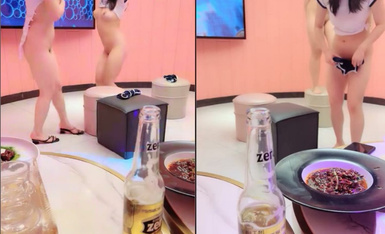 周导演员海选现场，淫荡刺激妞不少，站在沙发蹲上蹦裸迪精彩又刺激，美女拍摄直播画面让两个骚女揉奶玩逼1