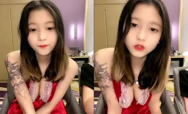 新来的童颜巨乳小美女，全程露脸大秀刺激狼友，娇小可爱迷人的大奶子，跟狼友撩骚互动跳蛋塞逼里自慰呻吟