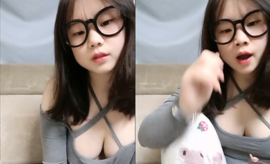 西安嫩妹在线卖逼，无敌小可爱【百变小樱】无敌大奶子~ ---1000包夜，奶子真的是超漂亮1