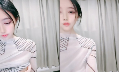 顶级颜值网红女神！白皙皮肤粉嫩美乳！拨开内裤看穴，毛毛杂乱骚逼，掰开特写清晰可见