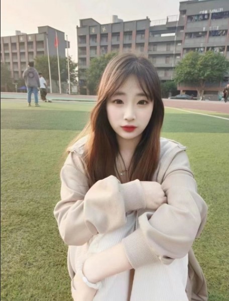 最新2023-02-18重庆大二学妹赚外快模特群顶格约拍被摄影师蹭B抠B掰B可惜J8不太给力 (2)