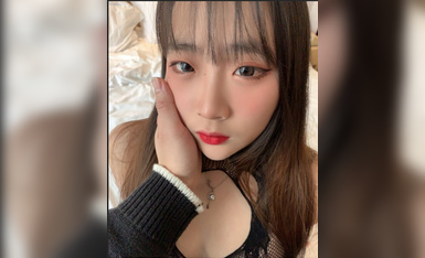 最新2023-02-18重庆大二学妹赚外快模特群顶格约拍被摄影师蹭B抠B掰B可惜J8不太给力 (4)