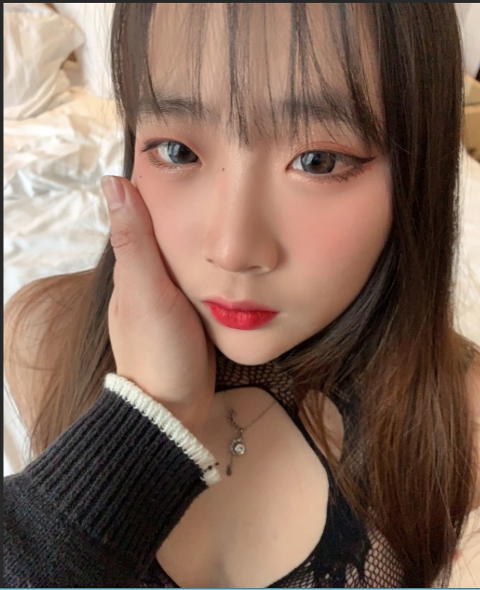 最新2023-02-18重庆大二学妹赚外快模特群顶格约拍被摄影师蹭B抠B掰B可惜J8不太给力 (4)