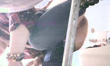 快餐店女廁定點全景偸拍一位接一位的漂亮小姐姐和美少婦方便~能看B又能看臉極品白虎一線天真的太頂了 (2)