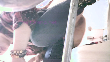 快餐店女廁定點全景偸拍一位接一位的漂亮小姐姐和美少婦方便~能看B又能看臉極品白虎一線天真的太頂了 (2)