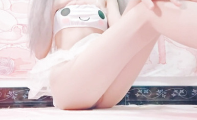 萝莉女高中生粉嫩露出定制白发