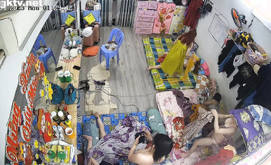 私房最新流出2023 黑客破解攝像頭偷拍 多場合家庭宿舍廁所更衣洗澡 (3)