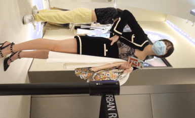 YC商場抄底印花抹胸系帶黑高絕美少婦 透明紫色內中間濕了一片