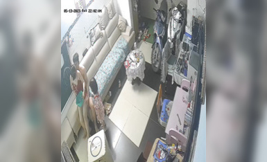 黑客破解家庭網路攝像頭偷拍  奇葩夫妻手裡端個盤女兒還在邊上刷牙就插入了