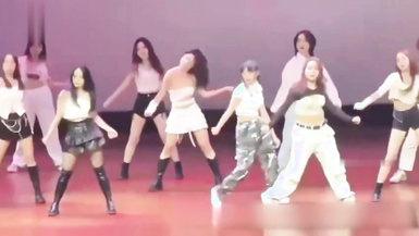 最新大学迎新晚会抹胸露乳继续跳！ 军训风波未平 迎新晚会又起 “新军训” 大大的波来了～