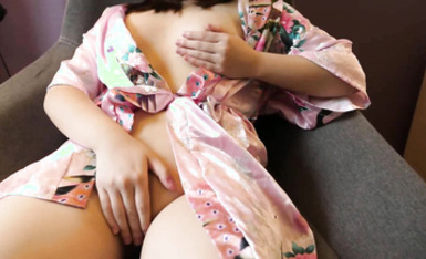 國產字母圈王者級女玩家下體開發天花板陰環少女【李小莫】私拍第二部：調教子宮開發，用擴音器把陰道擴開，用金屬棒插入子宮宮頸，插到流水