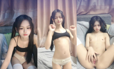 嬌小身材清純妹妹【小易的so啵啵】雙馬尾一臉呆萌！白色棉襪自摸小穴，炮友不在自己扣，嬌喘呻吟，很爽的樣子