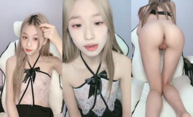 校花學妹！【你的初戀6】顏值逆天~超級粉嫩小b~全裸特寫 (1)