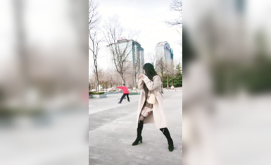 美女广场露出打太极差点被后面太极老头发现