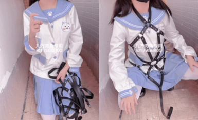 海角反差婊-【胡九萬（原小芳姐姐）】九萬原創浙江的哥哥跑來成都找我玩我帶他去天台差點秒射最後還是被內射