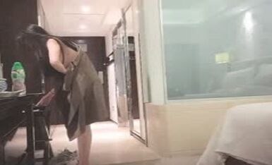 网约性感风衣外围女干过会所全套服务，抹上精油大白美乳背后摩擦，磨屁股深喉口交大屌，骑乘后入抽插猛操