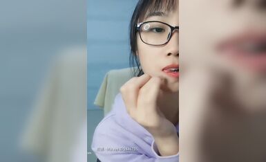 没有人来安慰，大眼萌妹子只能一个人自慰