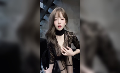 抖音150萬粉絲網紅美女-小馬漫漫 微密圈高價定製視頻-漏點 乳頭超嫩視頻福利