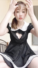 【無修正ライブチャット】メイドコス風衣装ワンレン茶髪姿ロリカワＳ級素人女子が接写お○んこ指向きくぱぁ！続きの後半でおもちゃクリ電マ当てオナニー開始！