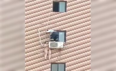 新瓜 老总带女秘书回家啪啪 碰巧老婆查岗 急忙让女秘书躲在窗外 衣服都没来得及穿 太紧张手没抓牢 出动消防解救